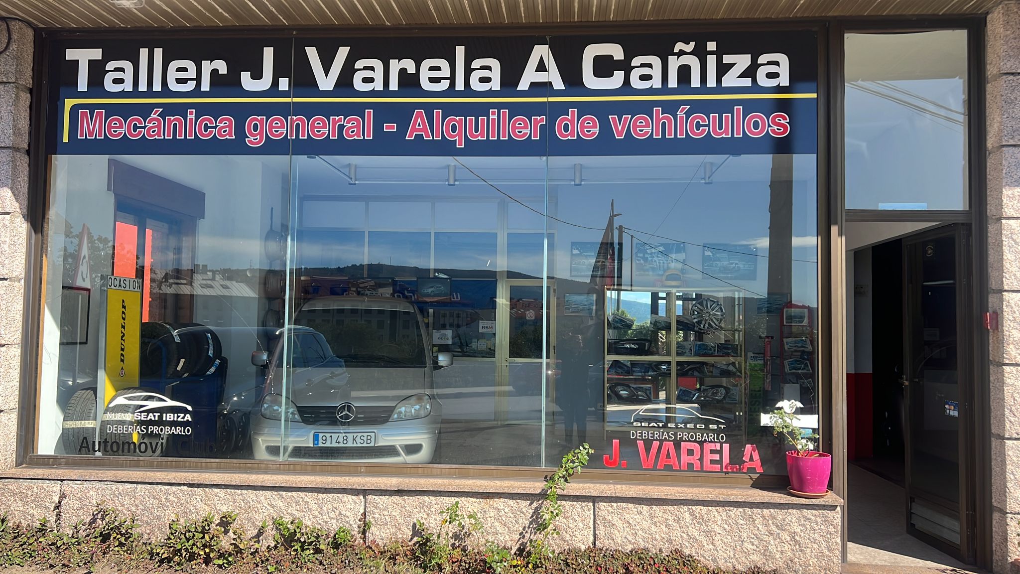 familia-nina-pequena-eligiendo-coche-sala-exposicion-coches