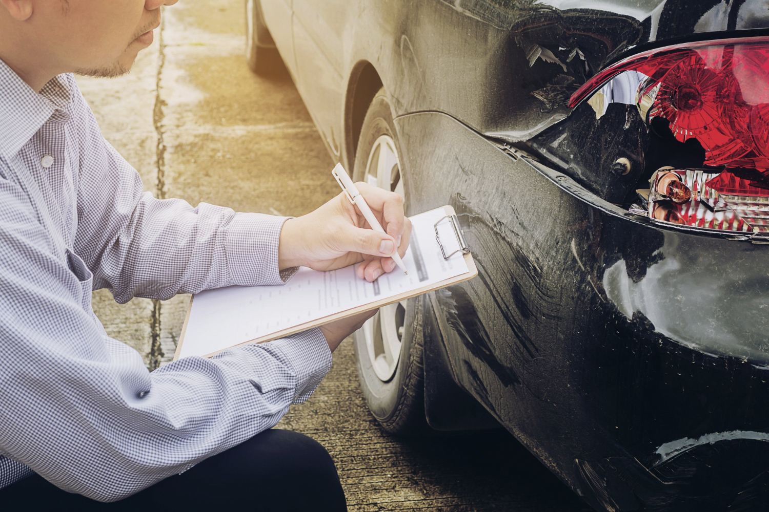 agente-seguros-trabajando-proceso-reclamo-accidente-coche